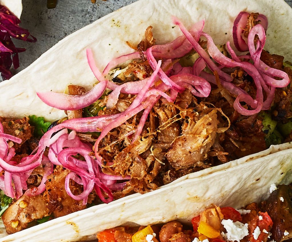 Pork Carnitas taco med syltet rødløk