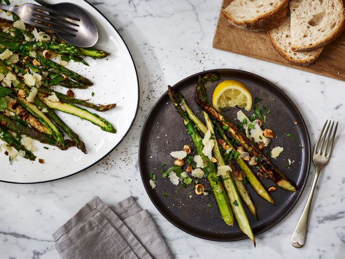 Groene asperges met pittige bruine boter en parmezaan