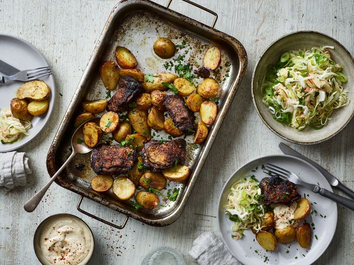 Poulet jerk aux pommes de terre rôties, à la salade de chou et à la mayonnaise au piment