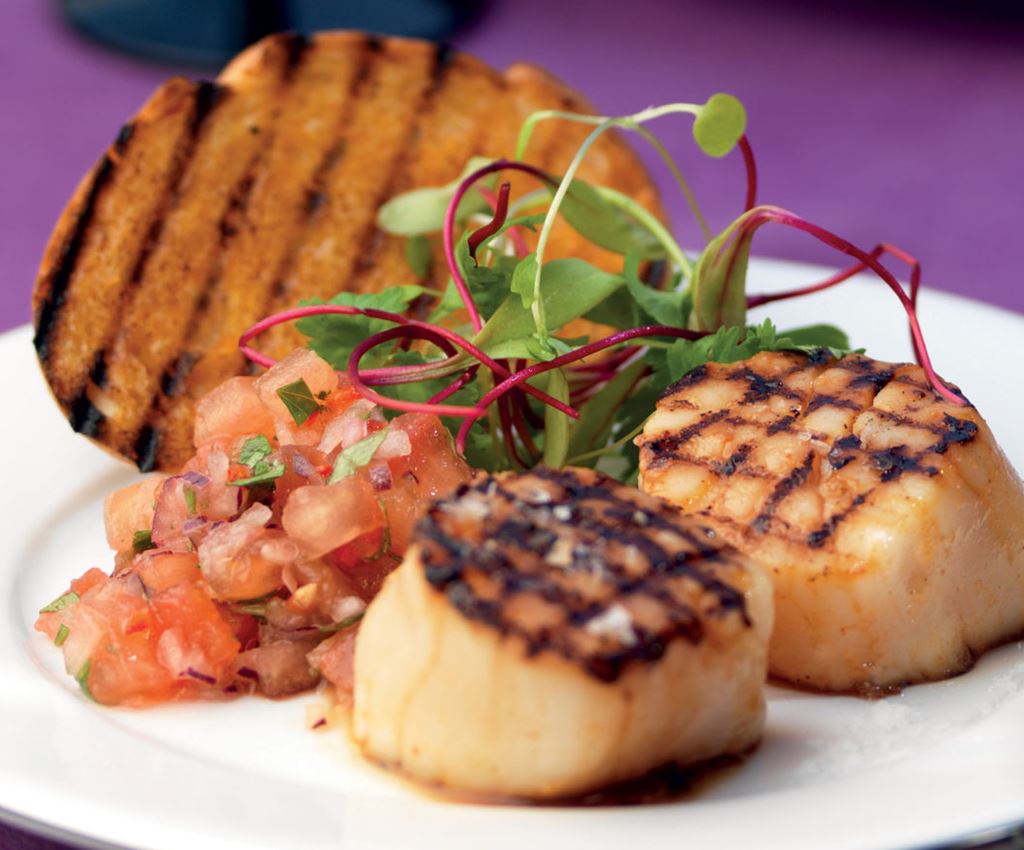 Coquilles Saint-Jacques grillées avec une salsa de tomates et une bruschetta